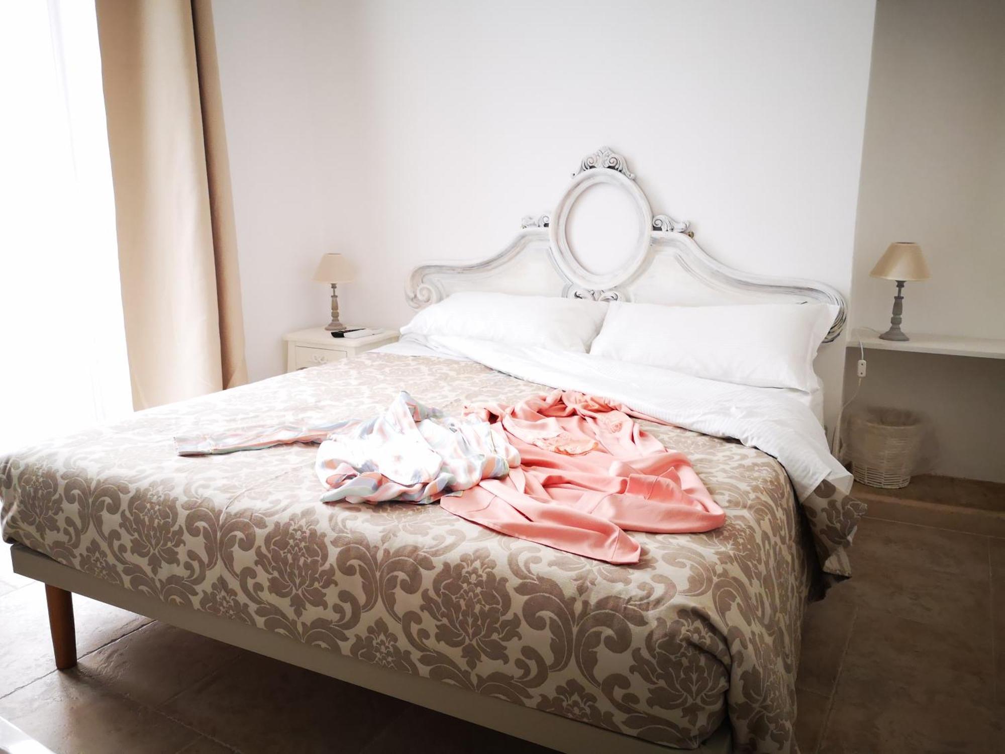 Corte Pietrantica - Charming Rooms & Suites Джовинацо Стая снимка