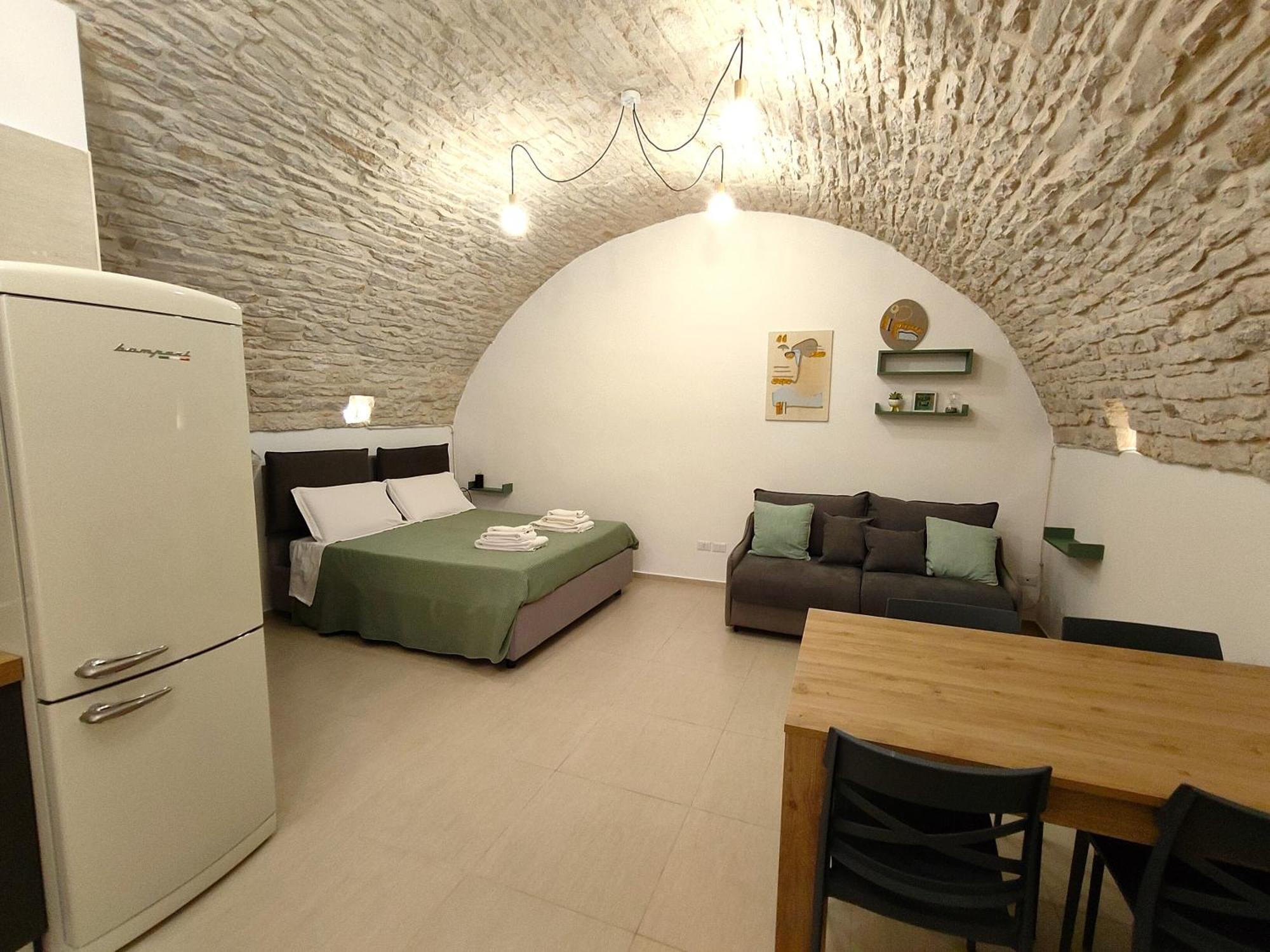 Corte Pietrantica - Charming Rooms & Suites Джовинацо Екстериор снимка